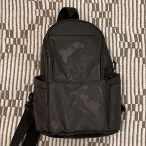Skip hop black camo sling